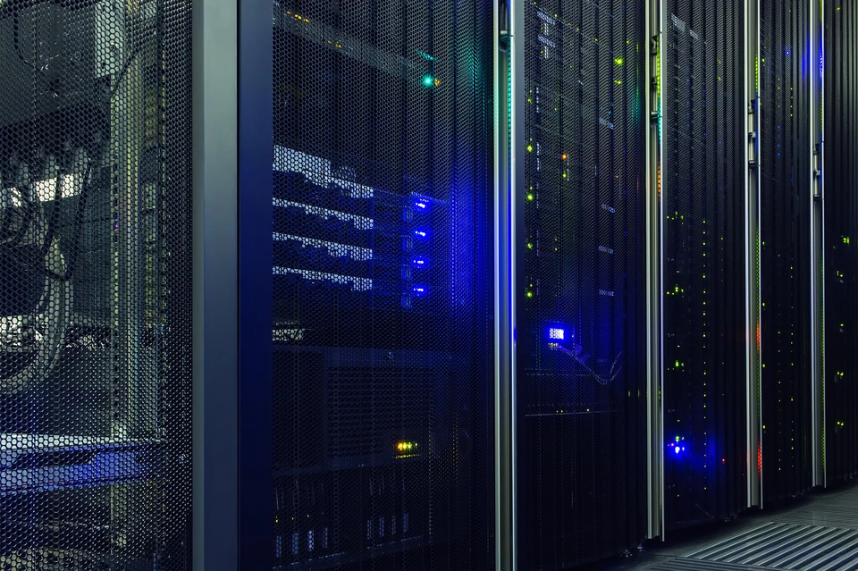 Salle de serveurs informatiques avec rangées d'armoires noires