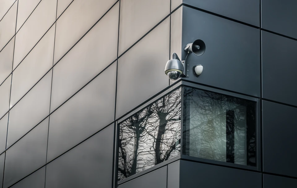 La caméra de sécurité ou la CCTV se trouve sur le mur du bâtiment moderne