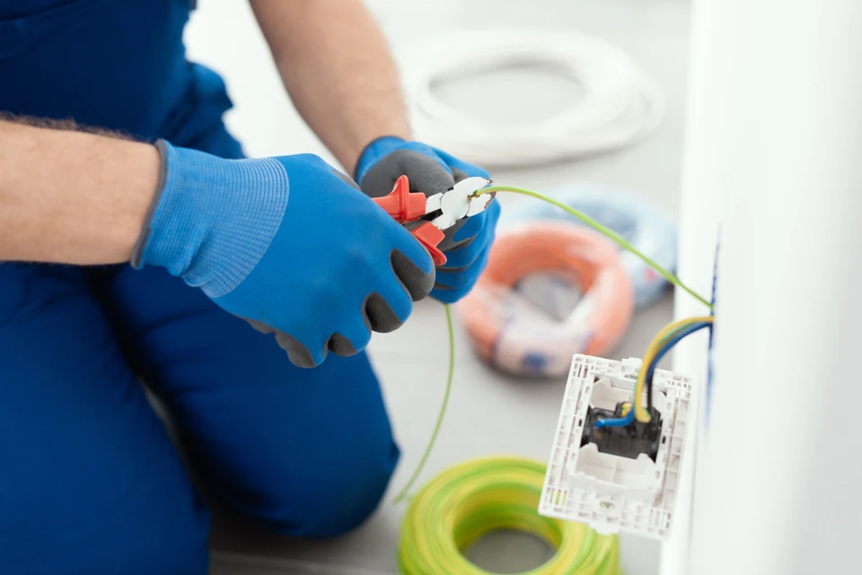 Un électricien professionnel travaillant sur le système électrique, le concept d'amélioration et de réparation des maisons