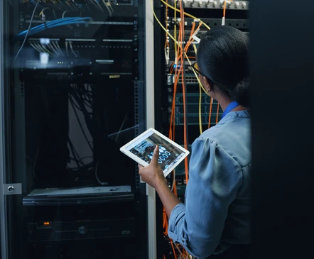 Salle serveur avec équipements réseau professionnels