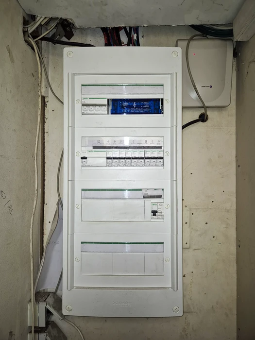 Tableau électrique résidentiel Schneider Electric, monté en apparent sur mur en plâtre