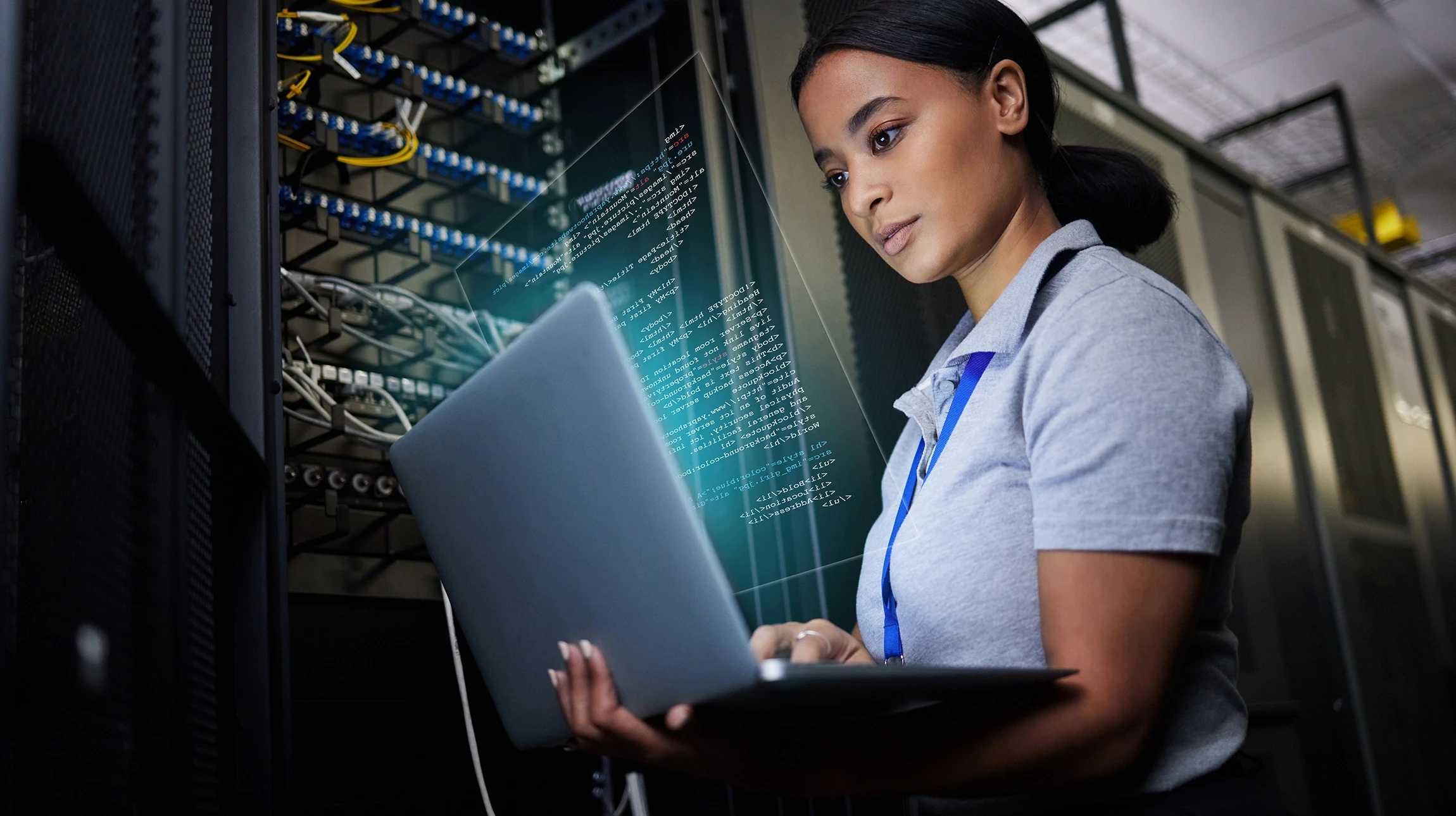 Salle de serveurs informatique avec rack de serveurs en fonctionnement