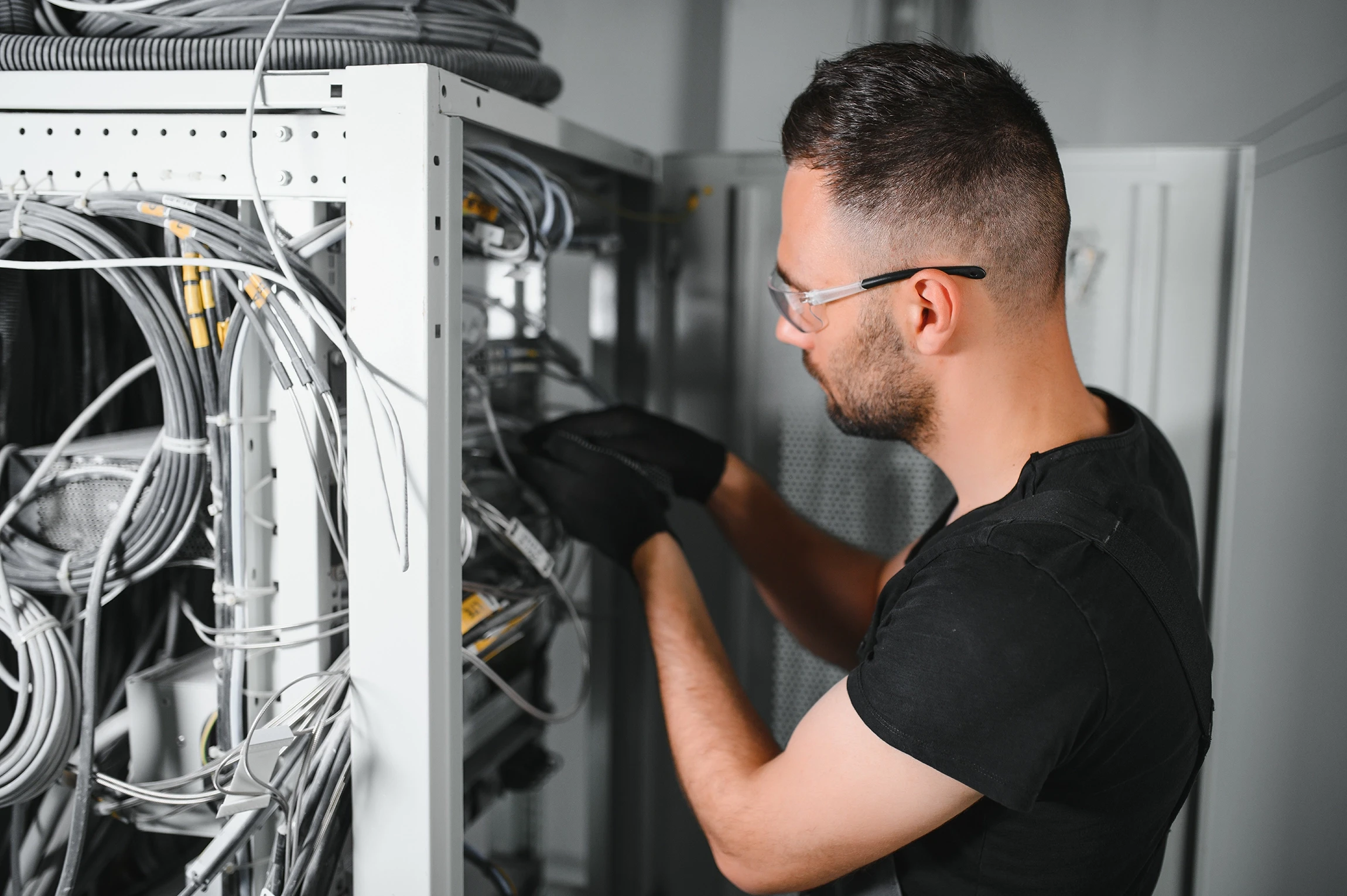 Intérieur d'un centre de données avec équipements informatiques professionnels en fonctionnement