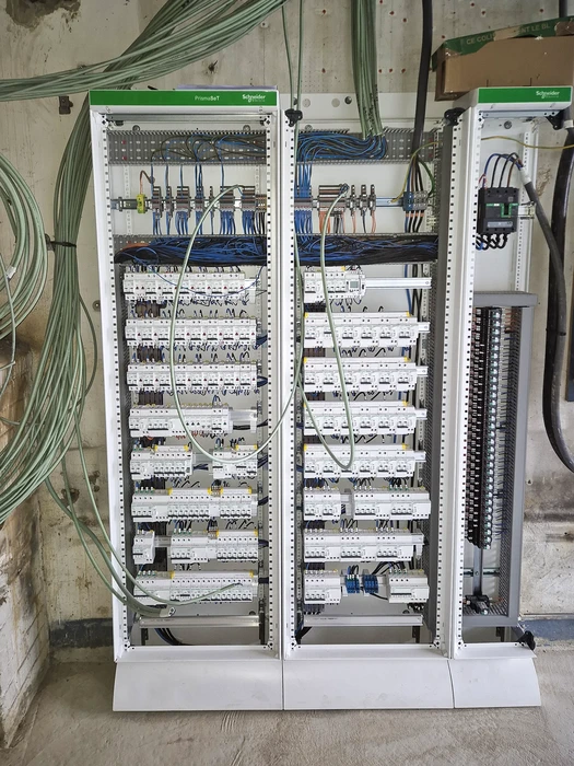 Intérieur d'armoire réseau informatique avec câbles Ethernet organisés