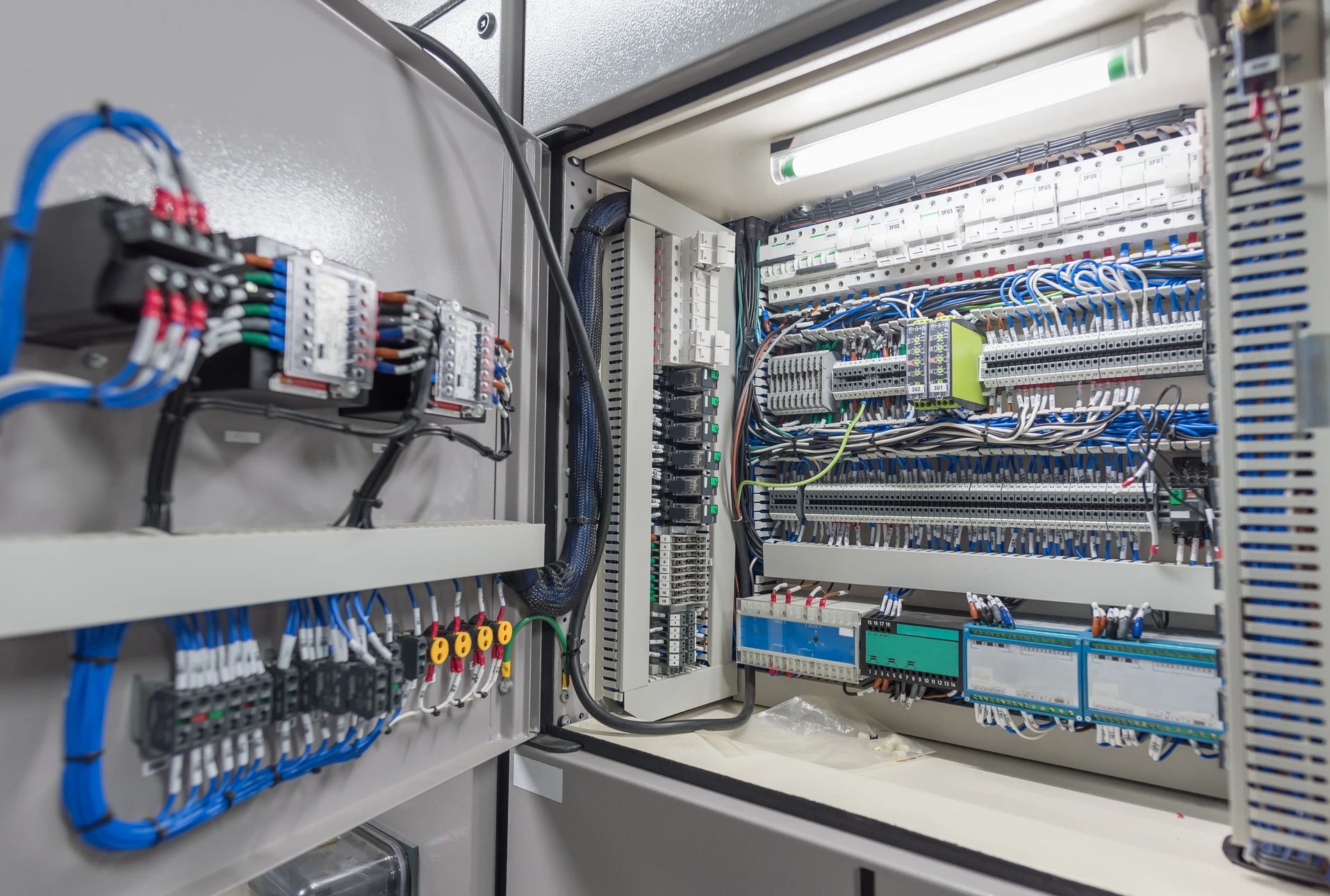 Incendie électrique domestique avec câble d'alimentation en feu connecté à une prise murale