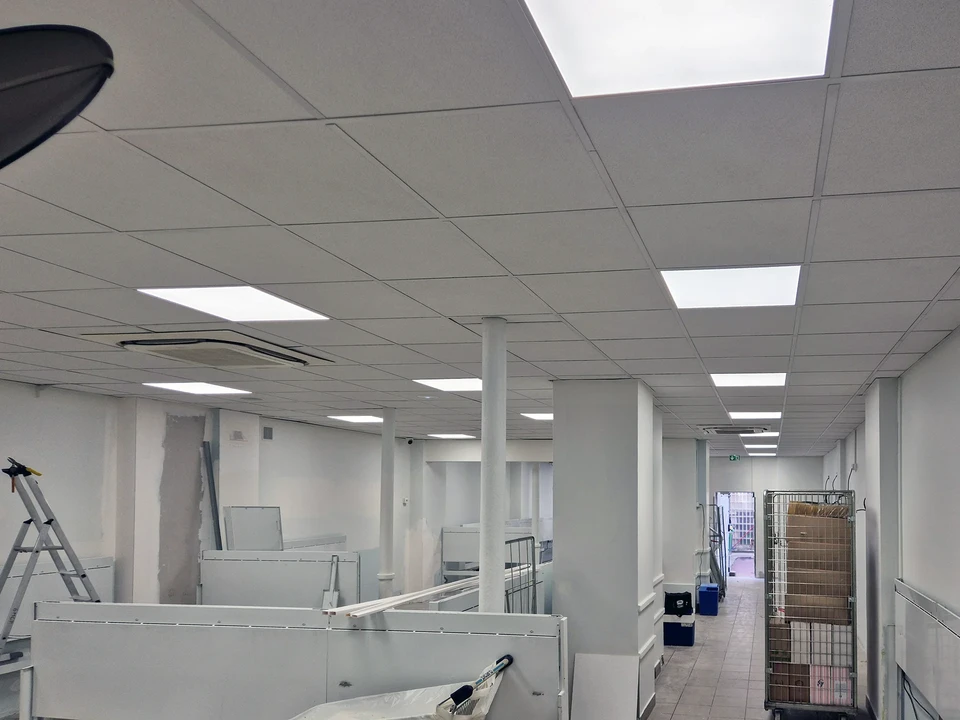Intérieur résidentiel, technicien installant une caméra de surveillance fixée au plafond