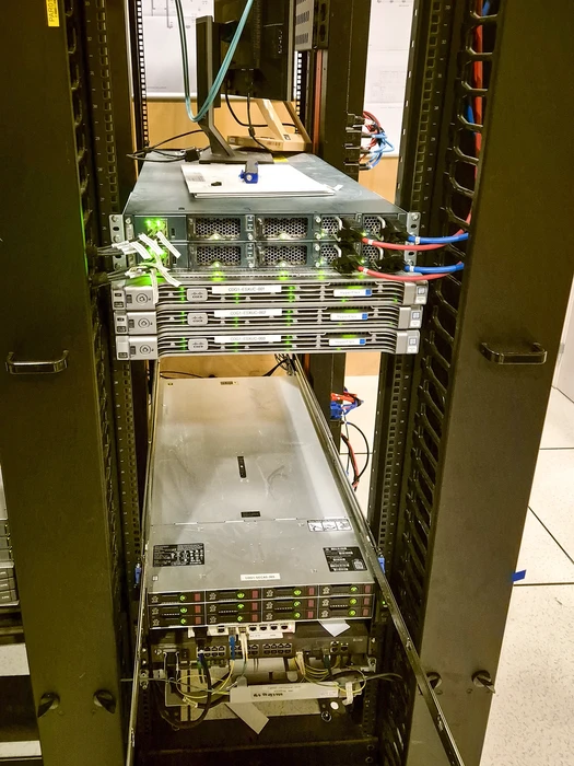 Baie de brassage informatique SAREL 42U en salle serveur, avec porte vitrée