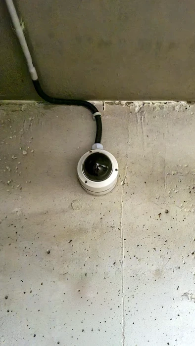 Tableau électrique résidentiel Schneider Electric, monté en apparent sur mur en plâtre