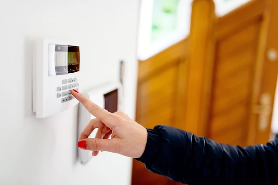 Interphone moderne sur une cl&ocirc;ture noire &agrave; l'ext&eacute;rieur, en gros plan