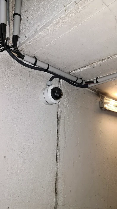 Tableau électrique résidentiel Schneider Electric, monté en apparent sur mur en plâtre